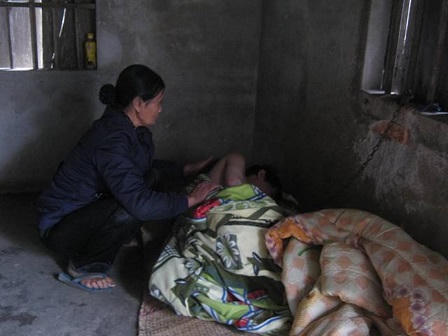 Người đàn bà 30 năm chăm cả chồng và hai con tâm thần